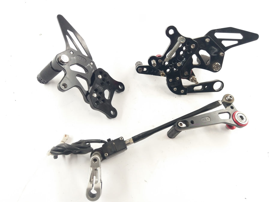 Aprilia RSV4 1000 RK [2010] - Sistema di poggiapiedi MTP Racing con orologi a commutazione Quickshifter