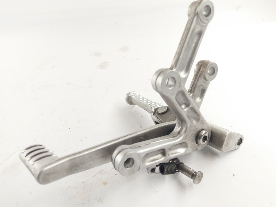 Triumph Speed ​​Triple T509 885i [1998] - Footrest a destra con supporto e pedale del freno