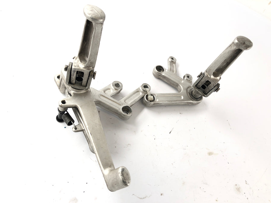Triumph Speed ​​​​Triple T509 [1997] - Repose-pieds Repose-pieds conducteur gauche et droit avec support