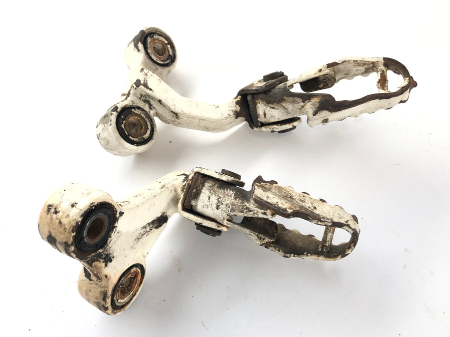 Suzuki DR 600 SN41A [1986] - Footrests Driver footrests left and right