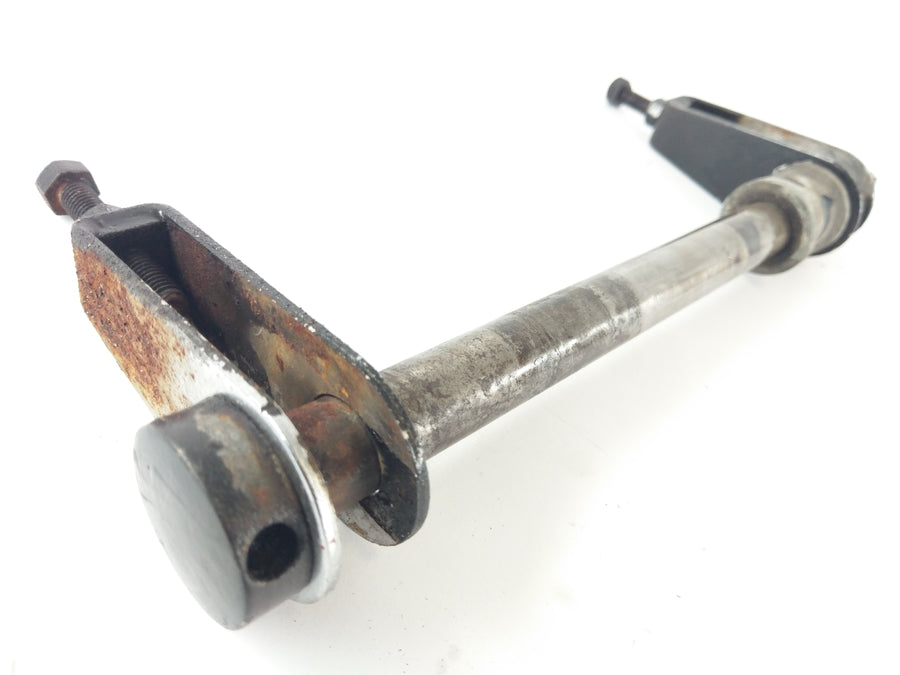 Suzuki GT 750 [1973] - Rear axle quick release axle